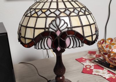 Lampa tiffany technikou Baroque bílá s růžovou 1