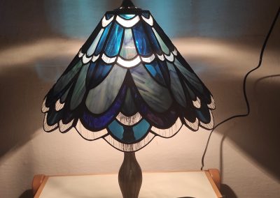 Lampa tiffany technikou Princess modrá rozsvícená 3