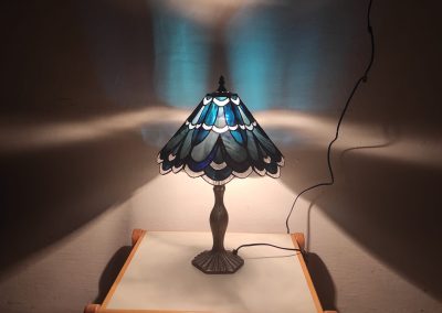 Lampa tiffany technikou Princess modrá rozsvícená