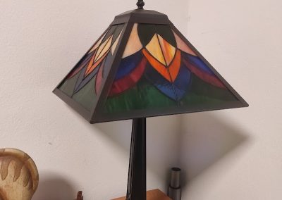 Lampa tiffany technikou Art Deco vysoká