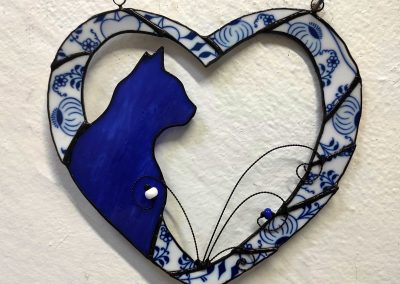 Modrá kočka v srdci z cibulákových střepů
