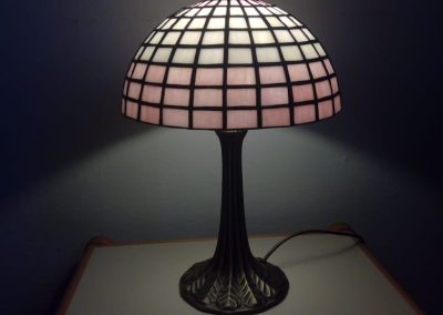 Lampa tiffany technikou Geometrie růžová rozsvícená