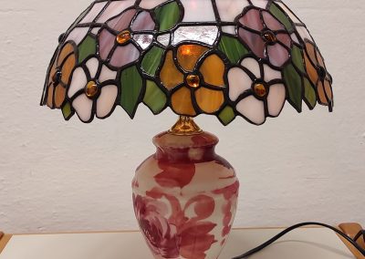Lampa tiffany technikou Čemeřice s barevnou nohou